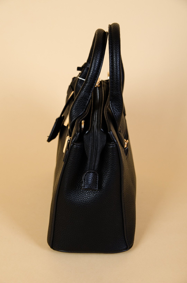 Mała czarna torebka typu kuferek 