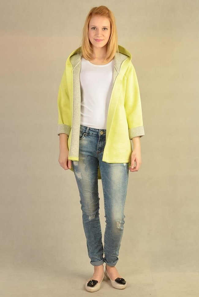 Bardzo miękki i lekki płaszczyk w formie narzutki. Z niezwykle efektownym kapturem