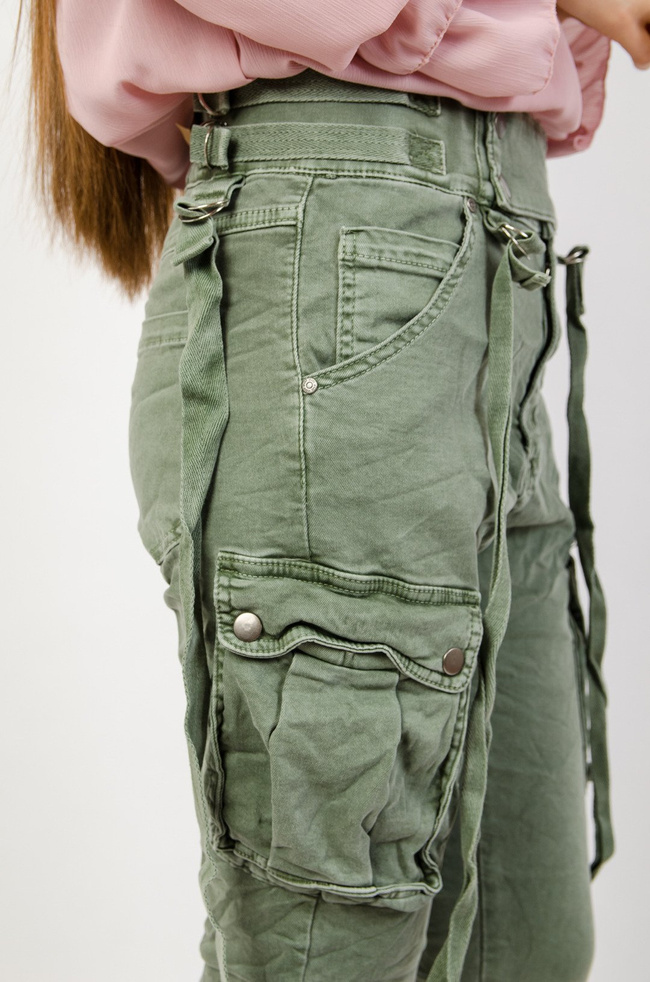 Joggery w kolorze khaki z kieszeniami oraz szelkami