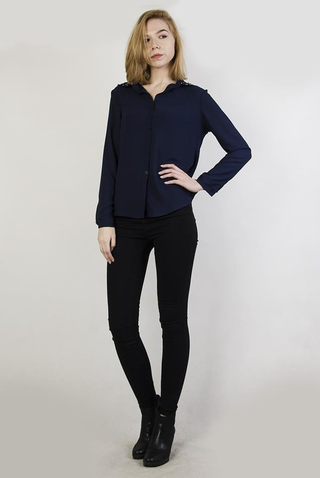 Asymetryczna granatowa koszula z ćwiekami przy kołnierzu