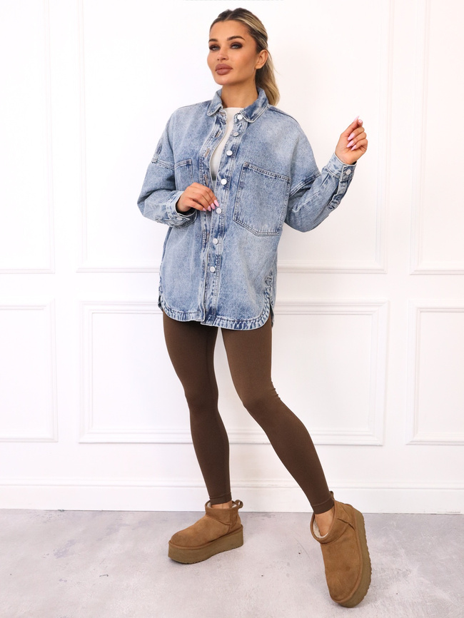 KOSZULA JEANSOWA Z KIESZENIAMI ZAPINANA NA GUZIKI- NIEBIESKA