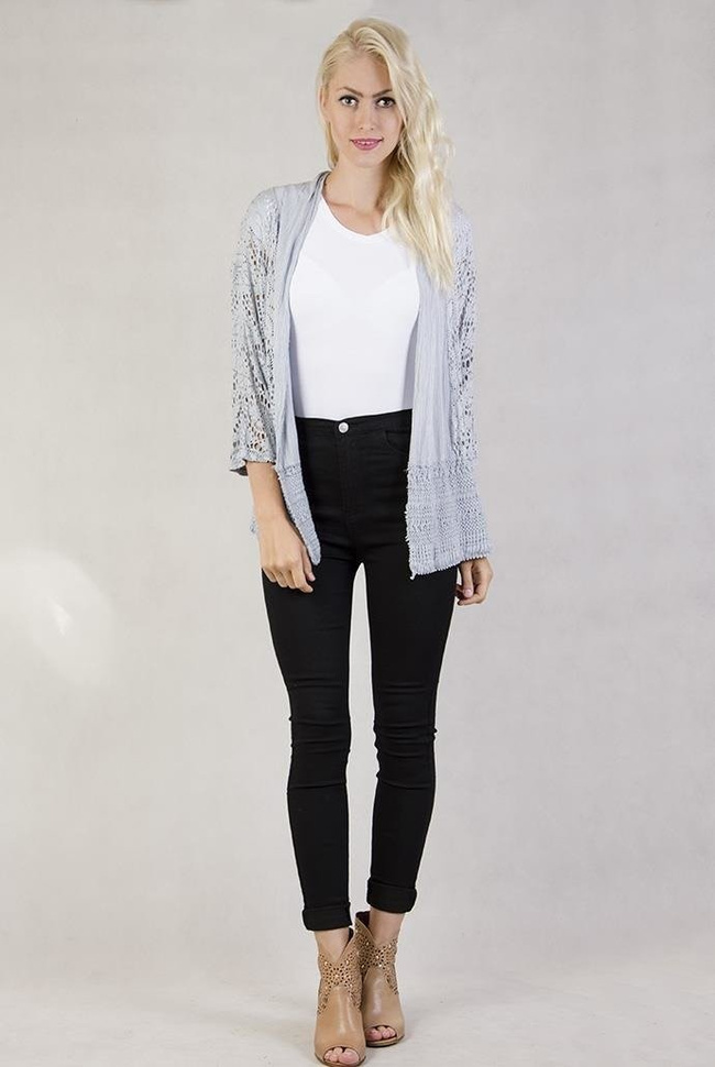 Koronkowa narzutka z szerokim plecionym pasem na dole szara