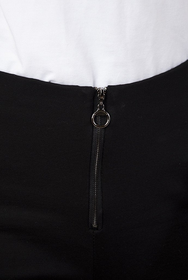 Czarne materiałowe spodnie z  biało-zielonymi paskami