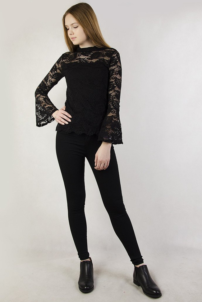 Czarna koronkowa bluzka z rozszerzanymi rękawami