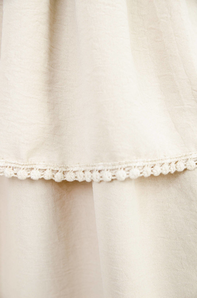 BEŻOWA SUKIENKA Z FALBANAMI I SZEROKIM ŚCIĄGACZEM W PASIE