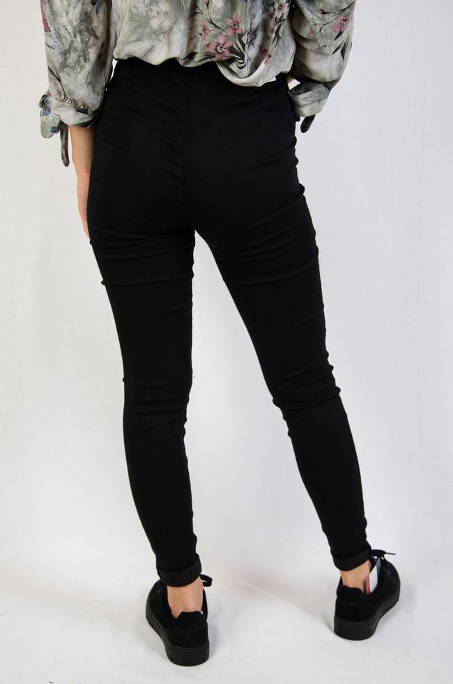 Czarne spodnie z gumką w pasie i wiązaniem na biodrach