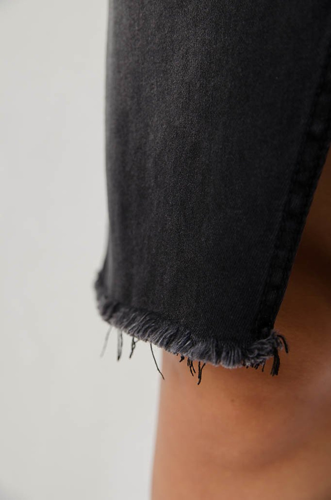 Ciemnoszara ołówkowa spódnica z rozporkiem z przodu oraz przetarciami