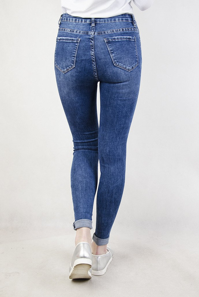 Spodnie jeansowe z przetarciami oraz wywijaną nogawką