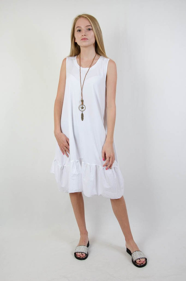 BIAŁA ROZKLOSZOWANA SUKIENKA Z WISIORKIEM