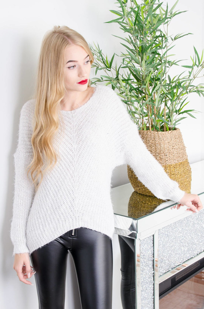 BEŻOWY ASYMETRYCZNY WŁOCHATY SWETER NIETOPERZ