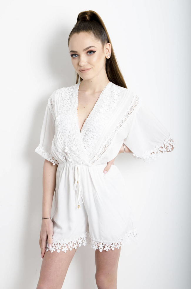 KOMBINEZON AŻUROWY W KOLORZE BIAŁYM