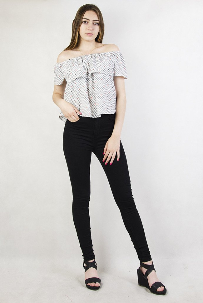 Biała bluzka hiszpanka we wzory