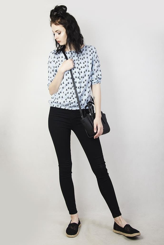 Jasnoniebieska bluzka w czarne jaskółki