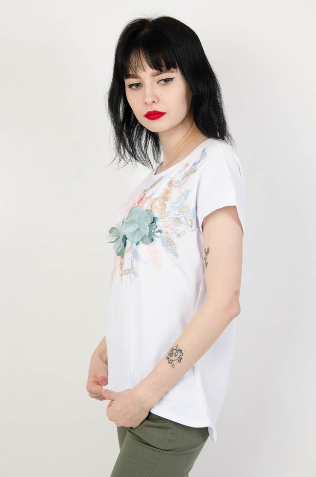 Biała bluzka z kwiatową aplikacją