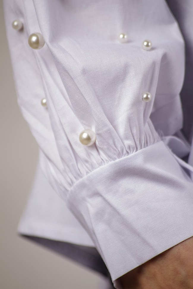 Biała bluzka koszulowa z perełkami