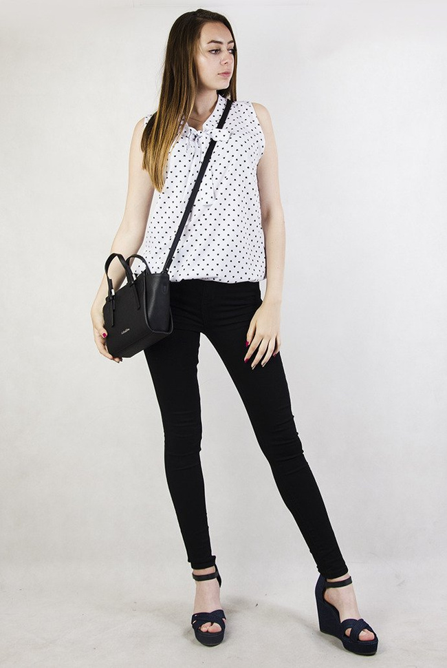 Biała, zwiewna bluzka w czarne serduszka