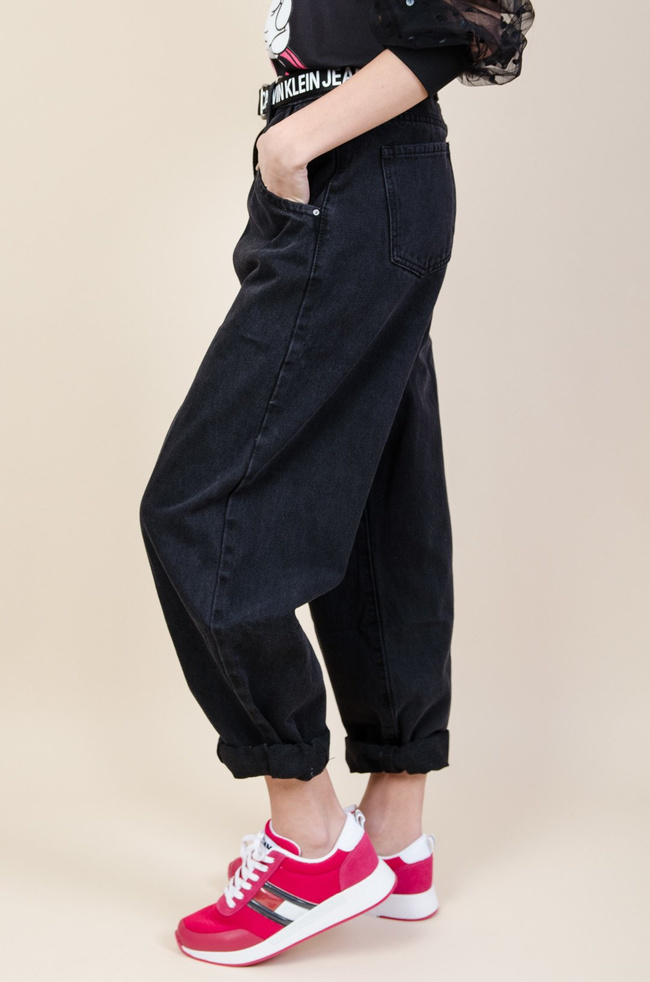 Czarne spodnie jeansowe typu balloon jeans z wysokim stanem