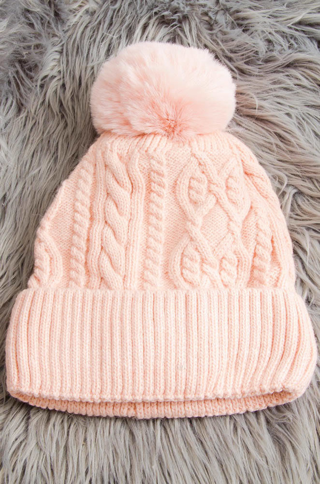 ZIMOWA JASNO-RÓŻOWA PLECIONA CZAPKA Z POMPONEM