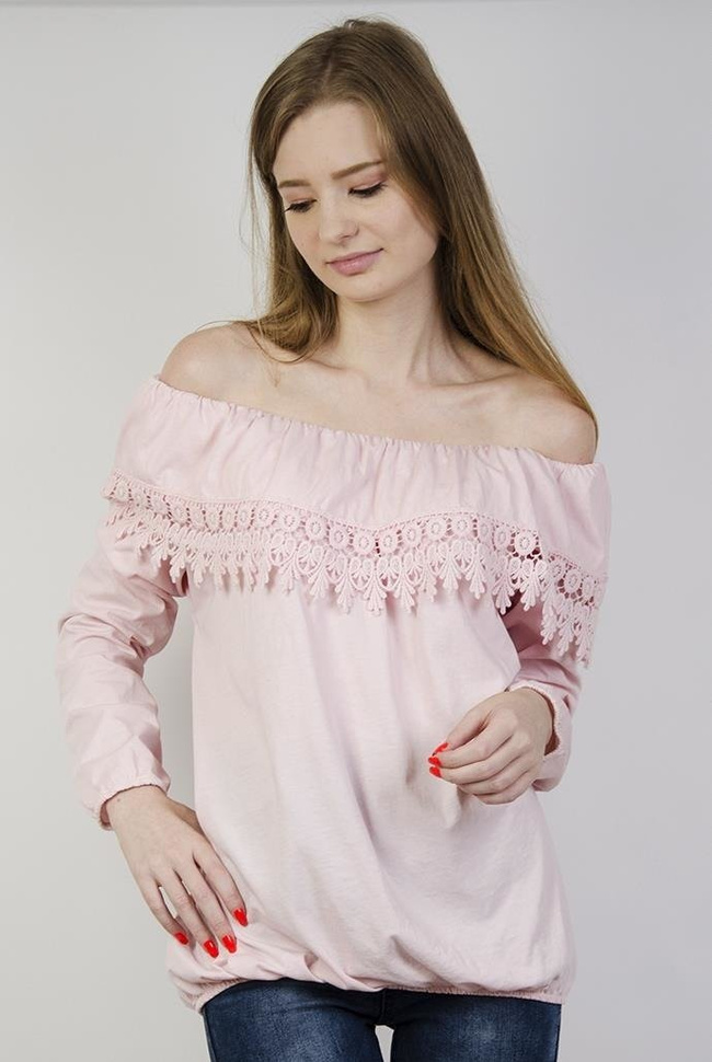 Jasnoróżowa bluzka z hiszpańskim dekoltem i zdobieniami