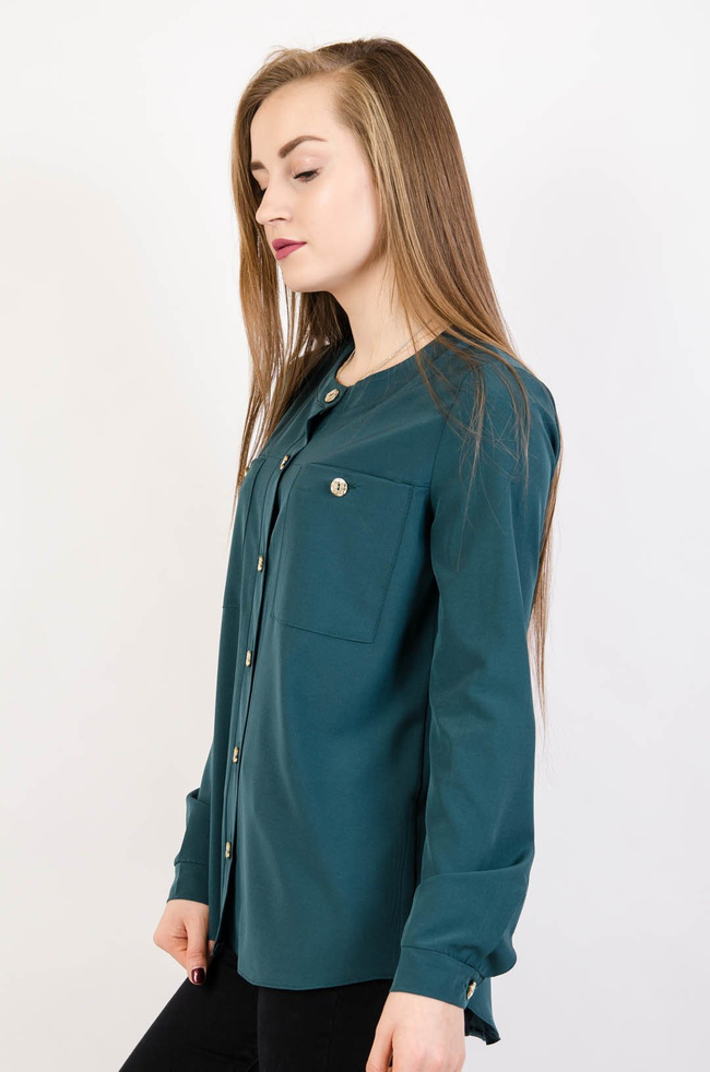 Zielona koszula ze złotymi guzikami