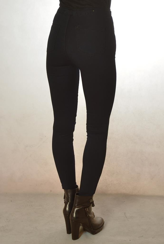 Klasyczne granatowe jeansy