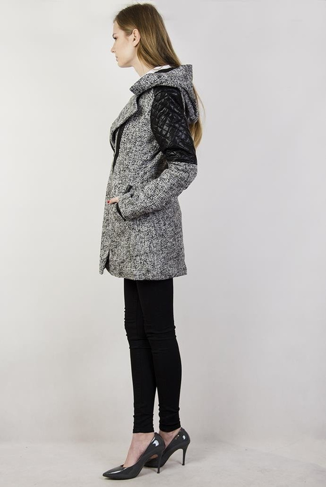 Jasnoszary płaszcz z kapturem i czarnymi wstawkami