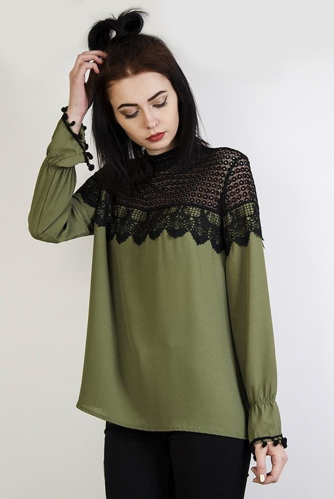 Zielona bluzka z kulkami przy rękawach i ażurowymi wstawkami