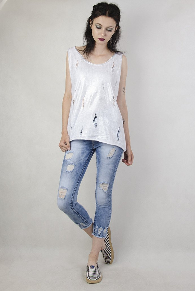 Biała bluzka pokryta brokatem, z wycięciami na przodzie