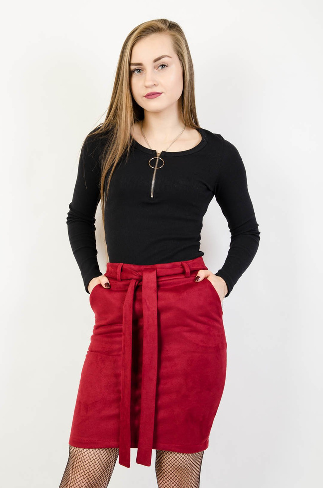 Bordowa zamszowa ołówkowa spódnica z paskiem oraz zamkiem z tyłu.