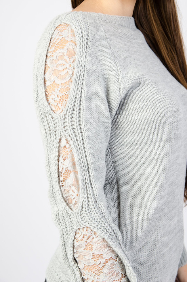 Szary sweter z koronkowymi wstawkami na rękawach