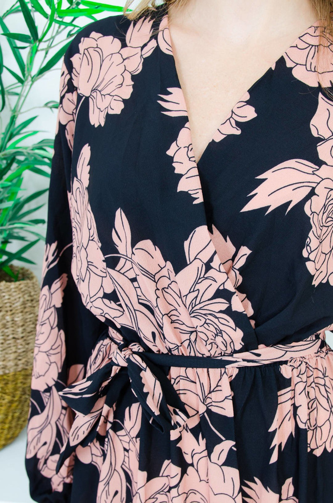 CZARNA ASYMETRYCZNA SUKIENKA W KWIATY Z KOPERTOWYM DEKOLTEM
