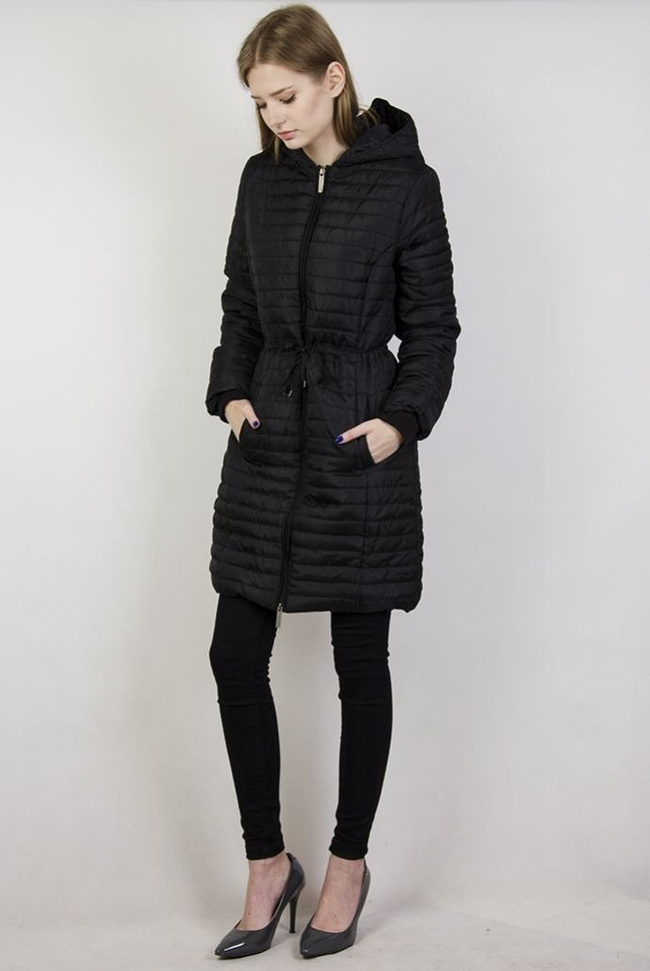 Czarna przedłużana kurtka pikowana