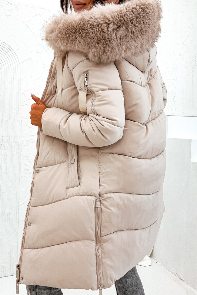 DŁUGA KURTKA Z ZAMKAMI PO BOKACH I FUTRZANYM KAPTUREM- BEŻOWA