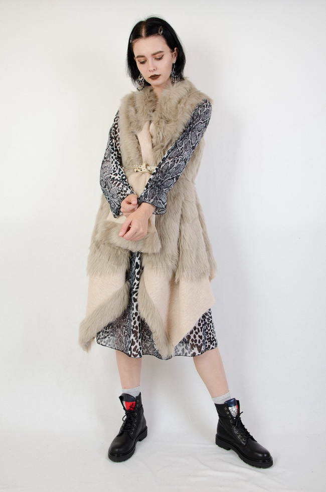 Futrzana beżowa kamizelka o asymetrycznym kroju