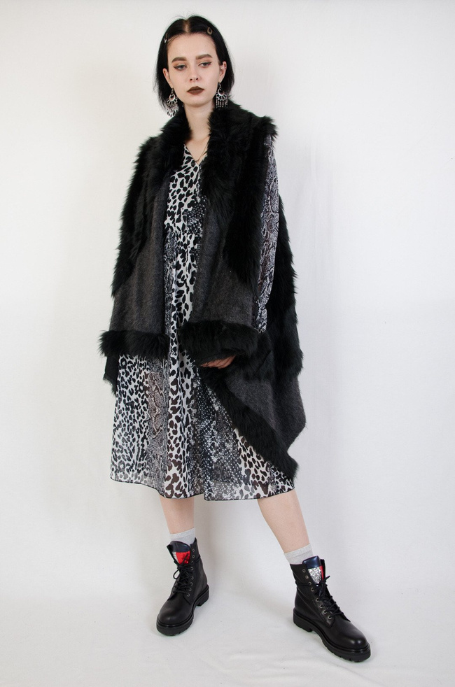 Futrzana czarna kamizelka o asymetrycznym kroju