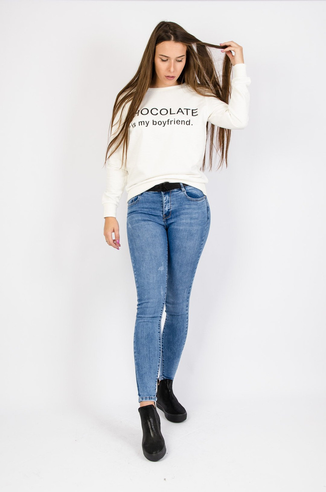 Jasne spodnie jeansowe z przetarciami