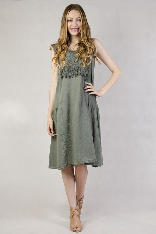 Zielona sukienka z koronkowymi elementami