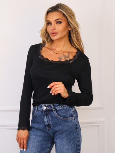 BLUZKA OVERSIZE Z DEKOLTEM CARO I OZDOBNĄ KORONKĄ- CZARNA