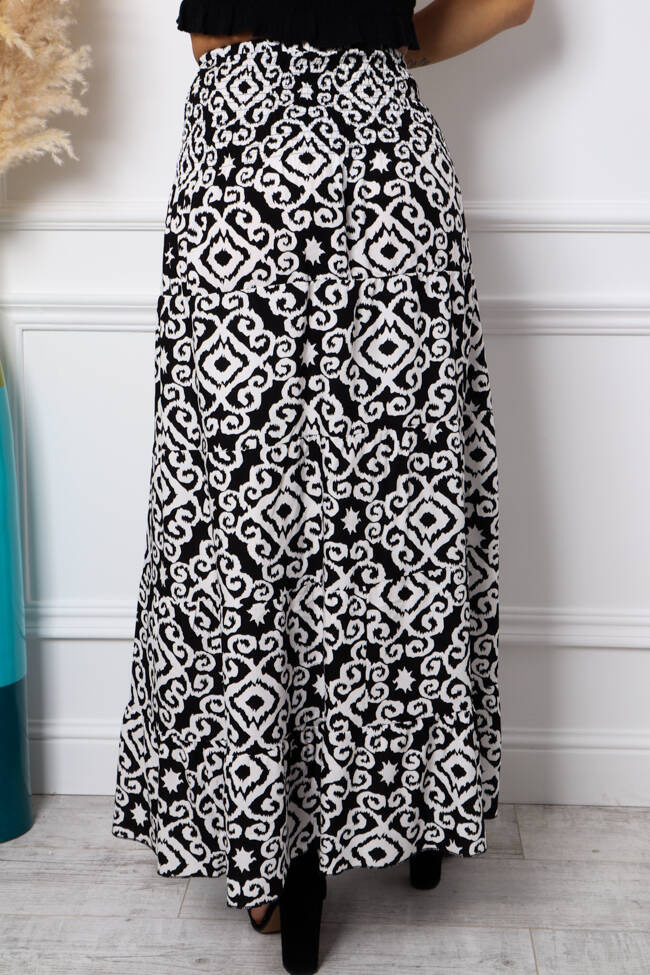 WZORZYSTA SPÓDNICA MAXI Z GUMĄ W PSIE- CZARNA