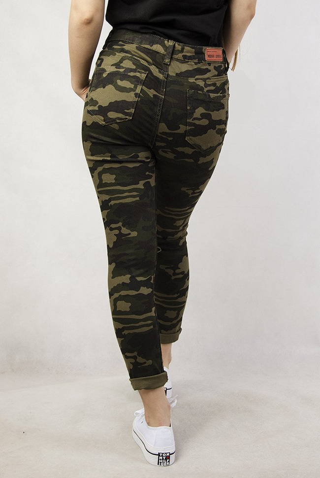 Spodnie moro z naszywkami