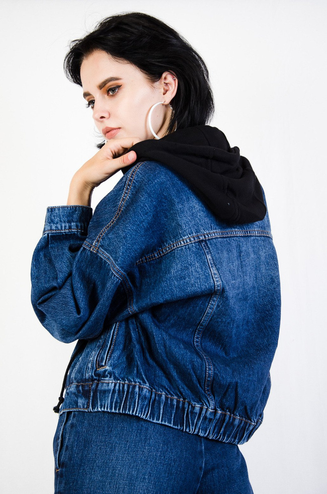 Ciemna kurtka jeansowa z kapturem oraz ściągaczem na dole