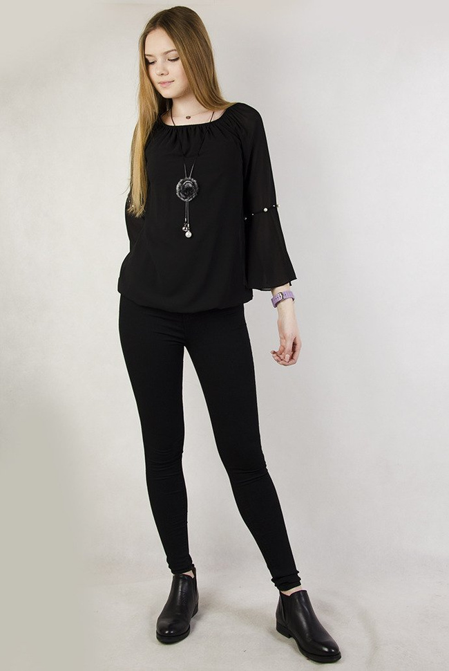 Czarna zwiewna bluzka z rozszerzonymi rękawami oraz perełkami