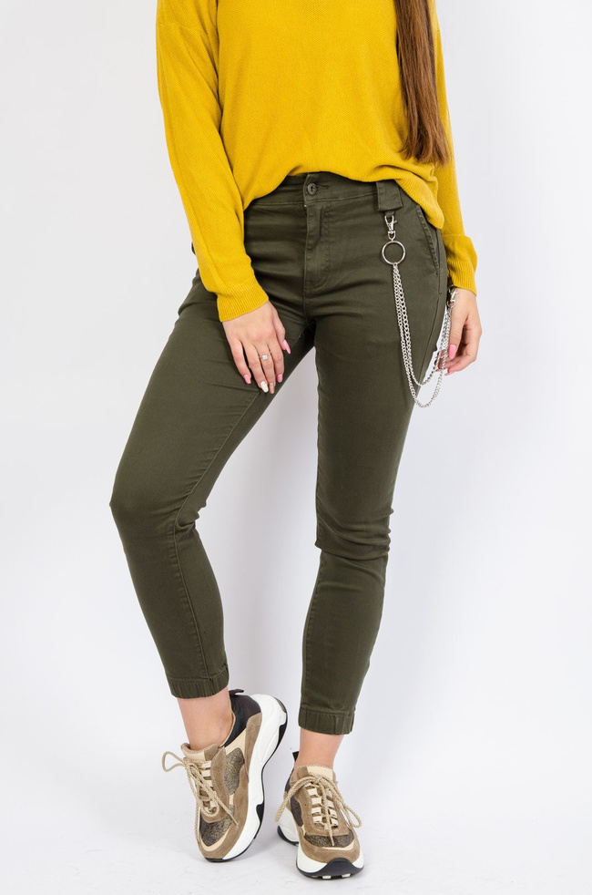 Zielone spodnie z łańcuszkiem