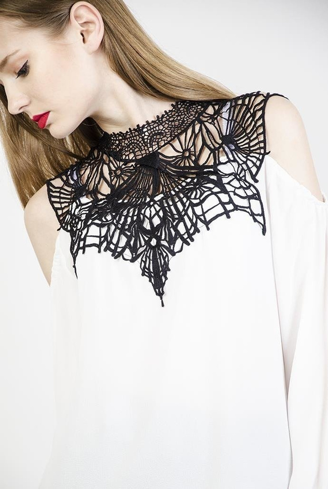 Biała koszula z ażurowym zdobieniem