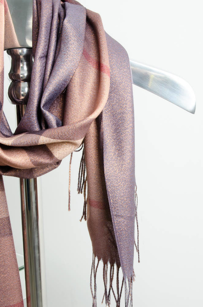 BRĄZOWY SZAL W KRATĘ ZE ZŁOTĄ NICIĄ