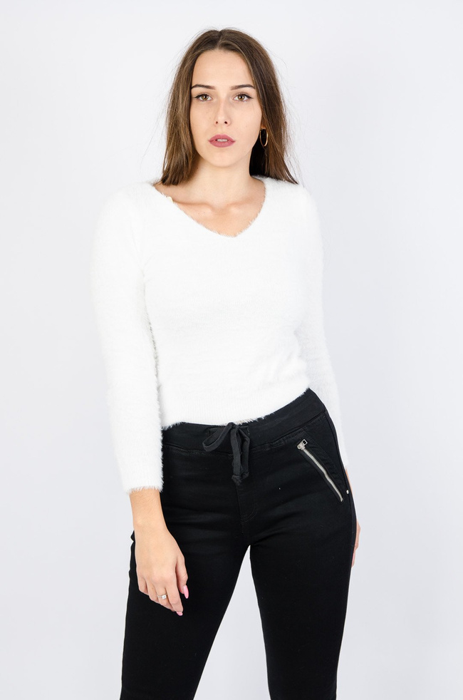 Biały włochaty sweter z  dekoltem w serek
