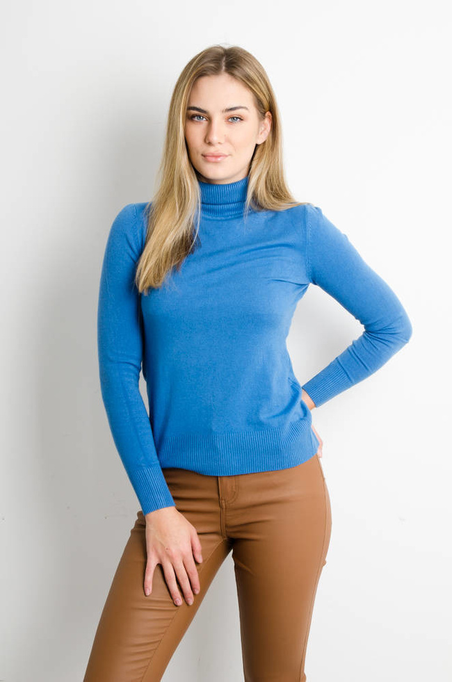 NIEBIESKI GŁADKI GOLF Z PRĄŻKOWANYM ZAKOŃCZENIEM