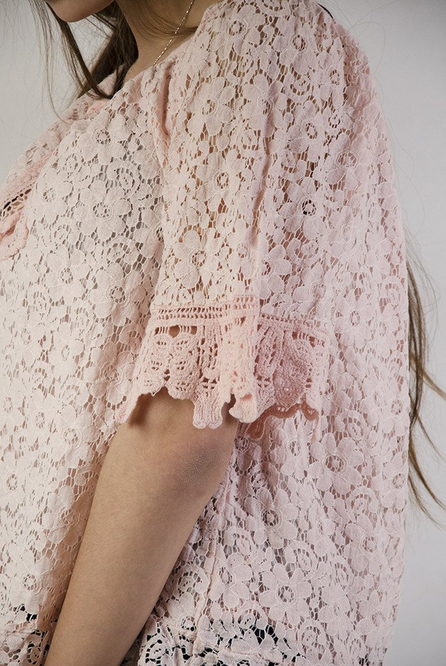 Jasnoróżowa bluzka ażurowa, z hiszpańskim dekoltem