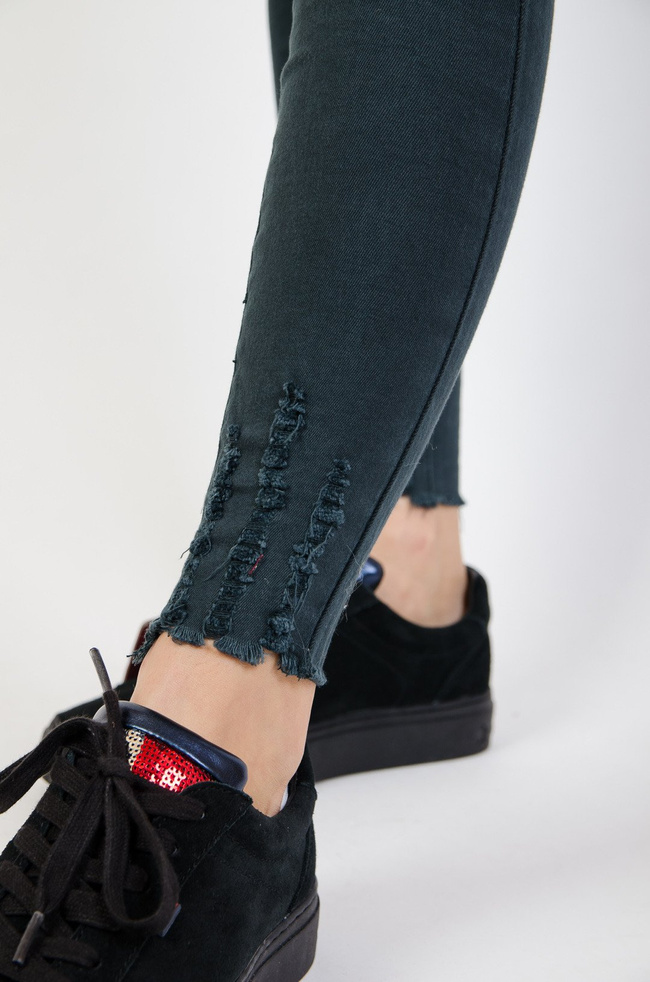 Zielone spodnie z szarpaniem na nogawce