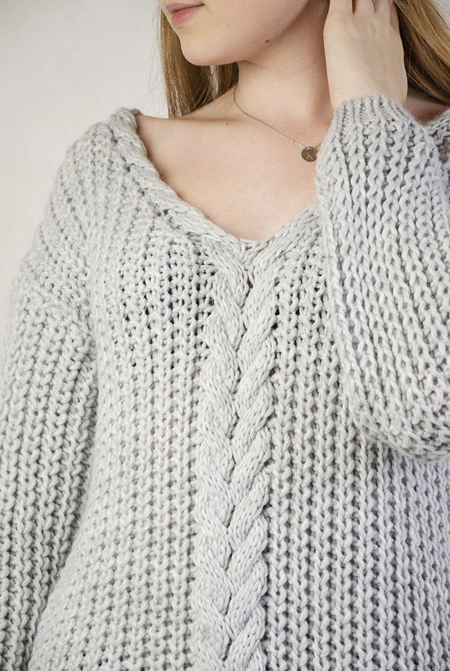 Długi szary sweter w serek, z rozcięciem na dole
